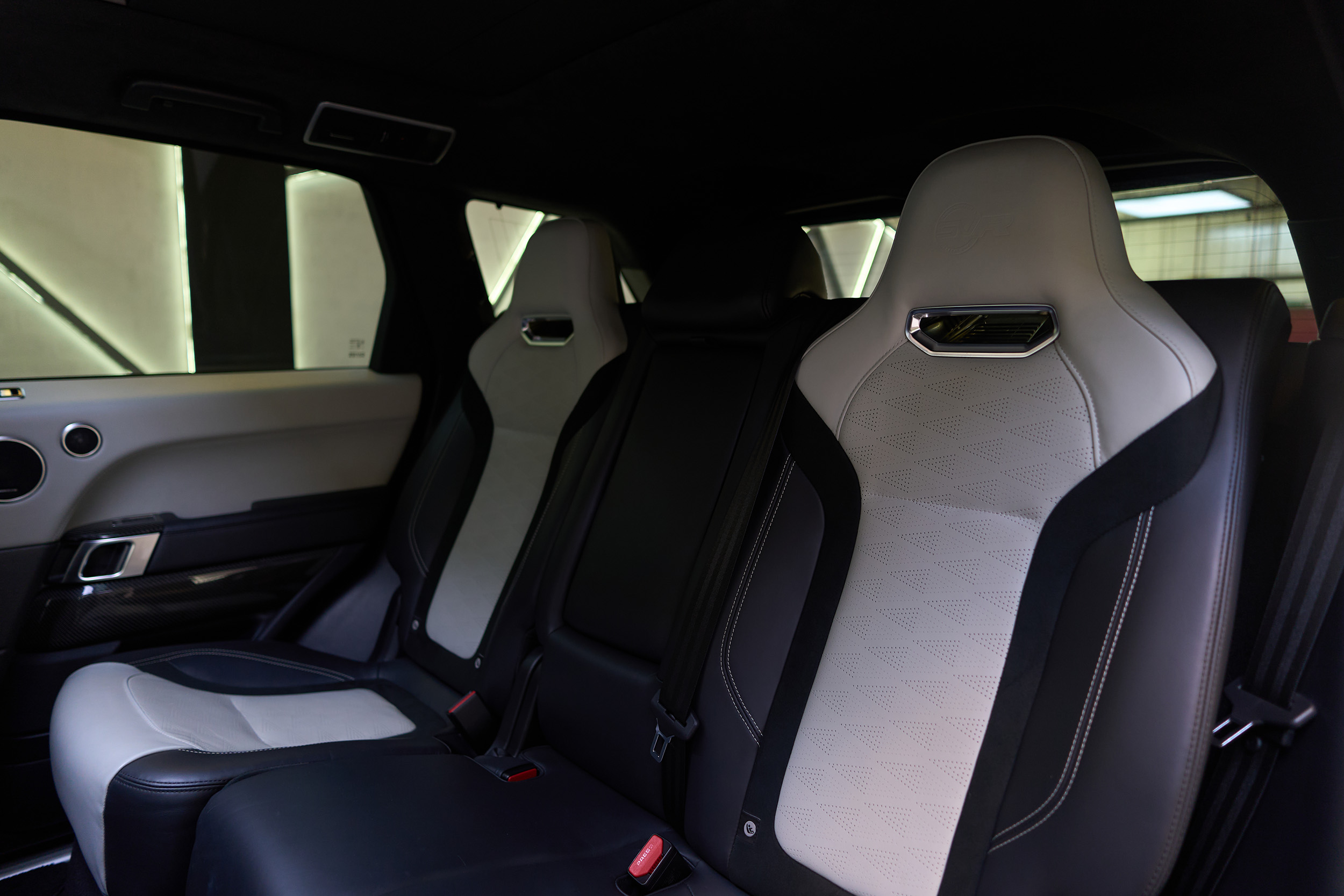 Range Rover SVR 2023 photo 5